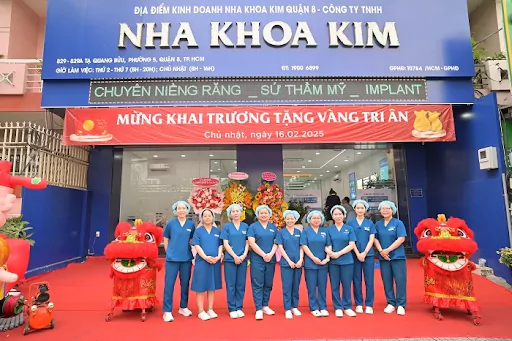 Đội ngũ y bác sĩ cùng với cơ sở vật chất tại nha khoa Kim