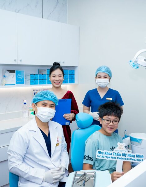 Khách hàng nhí chụp hình tại Anh Dental