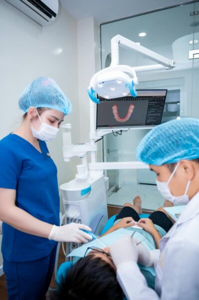 khách hàng niềng răng với bác sĩ tại cơ sở