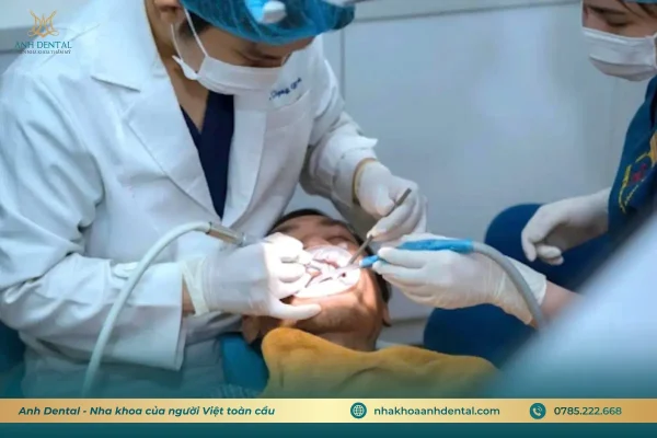 bác sĩ và bệnh nhân cấy ghép răng Implant tại Anh Dental