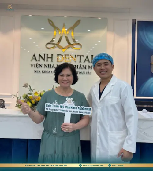 bác sĩ và bệnh nhân tại Anh Dental