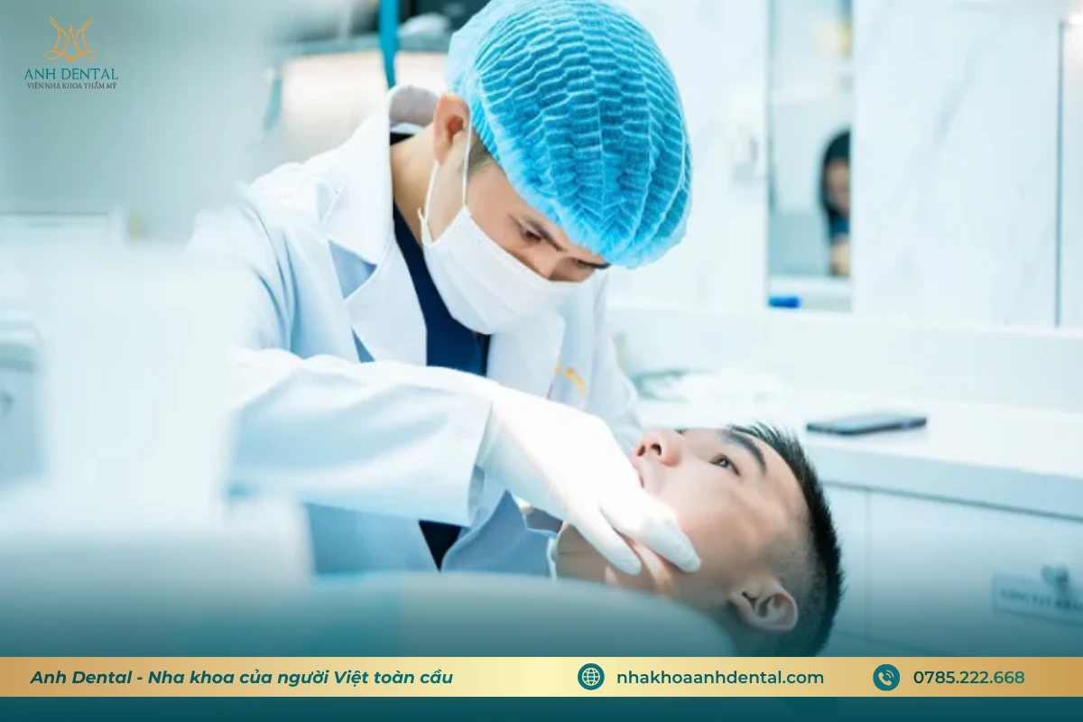 bác sĩ thăm khám bệnh nhân ghép xương tự thân